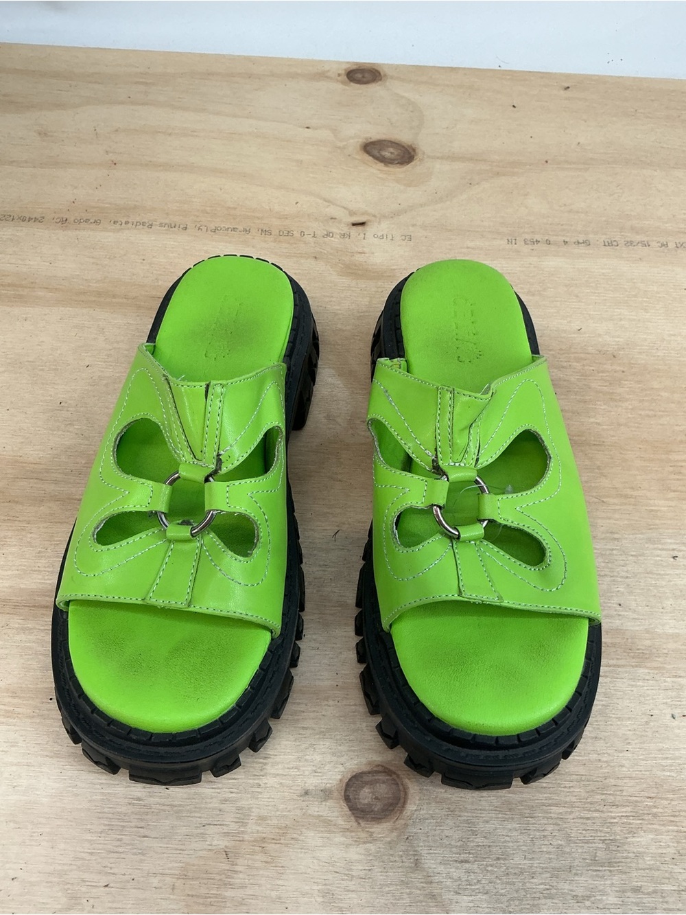 dELiA*s Bright Green Chunky Slide Sandals with Flower Cutout Size 8M - Picture 2 of 6